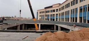 灵山县医院加盖钢结构遮雨棚现场施工中