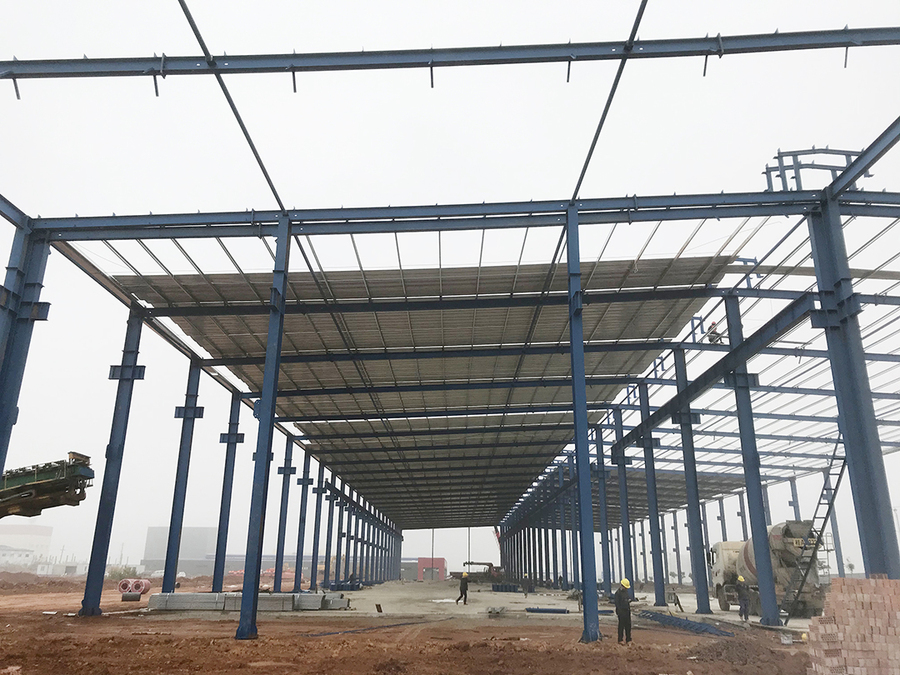 钢结构厂房-盖瓦施工.jpg